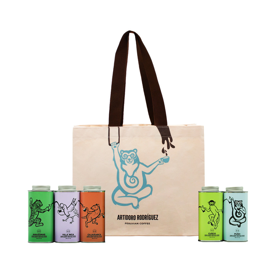 Tote Bag Travel Line edición Puno junto a las latas de la colección Travel Line - café peruano Artidoro Rodríguez